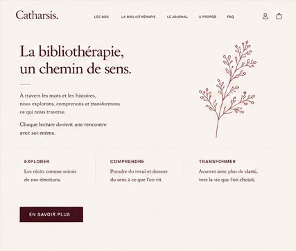 Livre ouvert et carnet Catharsis posés côte à côte, lumière douce