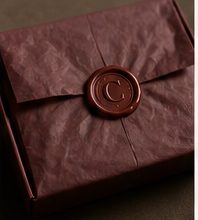 Enveloppe bordeaux scellée à la cire du sceau Catharsis